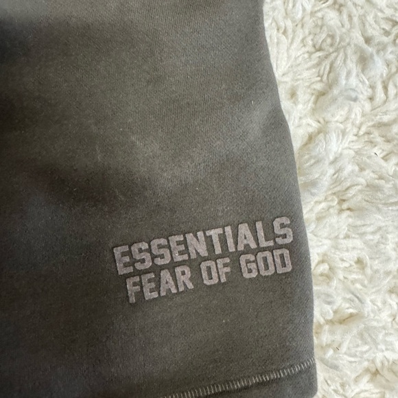 Off Black Fear of God Essentials Sweat Shorts men’s L - Picture 2 of 4